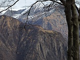 Zoommata sull'opposto versante dove si scorge il Rifugio l'Alpino.....